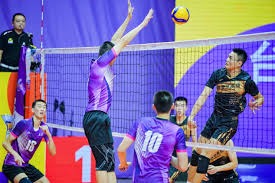 库里看的两手一摊直挠头！亚历山大这球是怎么造犯规的？